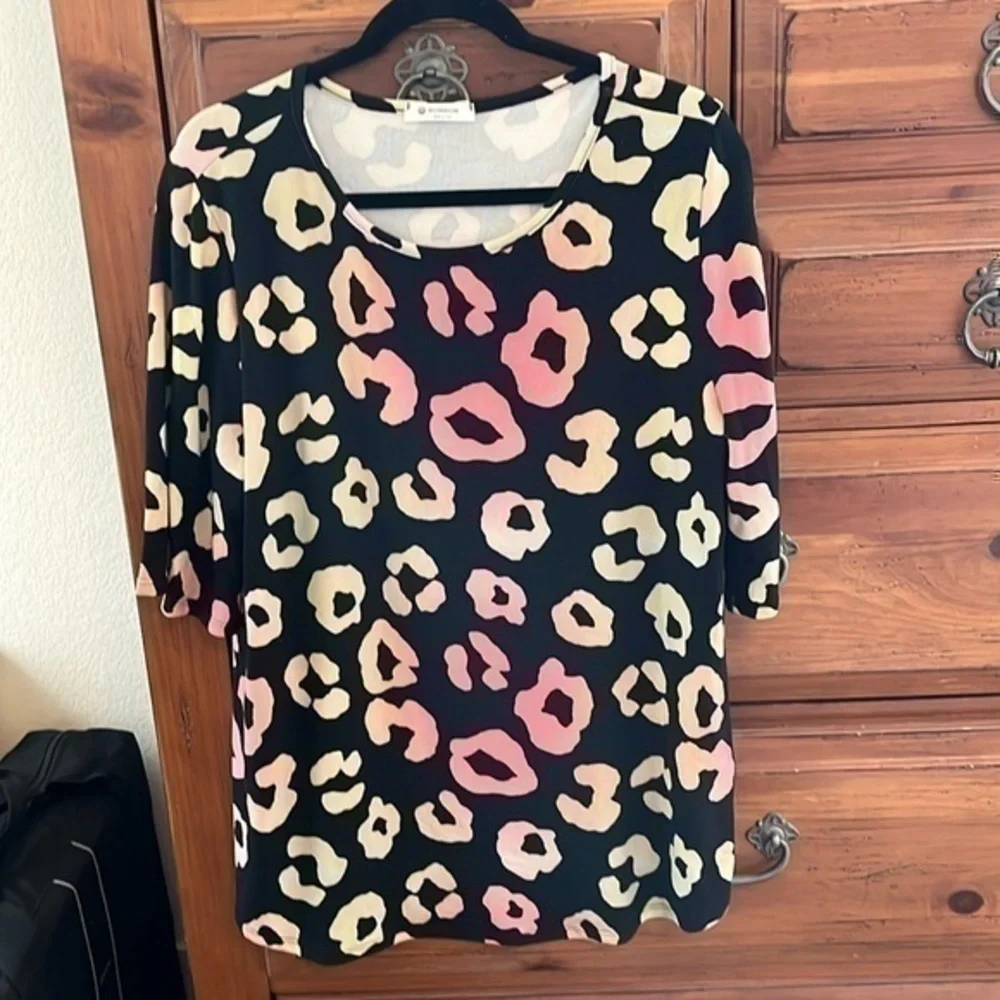 Bombom Women’s Black And Pink Animal Print Tee Size Large NWOT - Picture 1 of 6